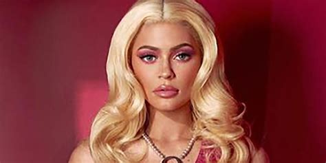 Kylie Jenner Posts Her Barbie Halloween 2018 Costume On Instagram Any Town Fashion