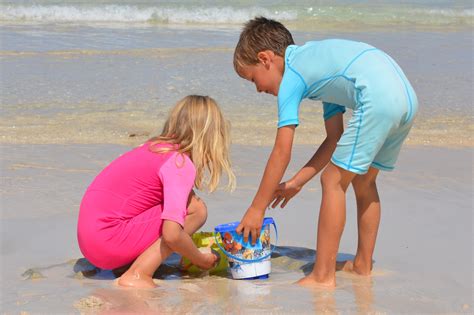 Fotos gratis playa mar arena gente niña jugar chico vacaciones niño niños divertido