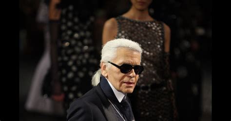 'fashion is a game that has to be played seriously.' Karl Lagerfeld lors de son défilé Chanel Haute Couture ...