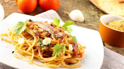 · la ricetta per realizzare i pomodori gratinati, con pangrattato e formaggio, è facile e veloce. Spaghetti al pangrattato con alici e pomodori secchi | Un ...