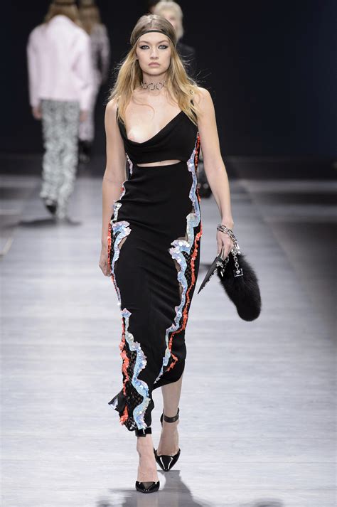 Gigi Hadid Y Versace Una Unión Que Viene De Lejos Moda