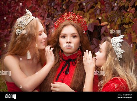 Las Chicas Rusas Son Hermosas Tradiciones Nacionales Rusas Hermanas En Coronas Esposas Del