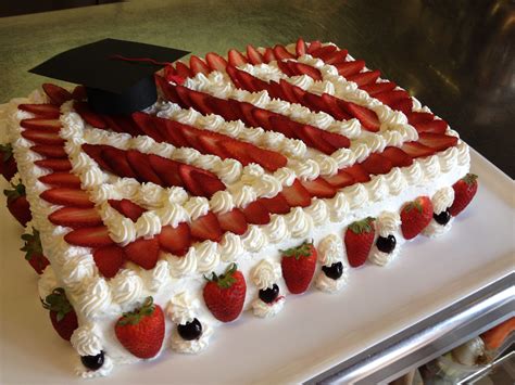 Maybe you would like to learn more about one of these? Torta di laurea: pan di spagna, crema pasticcera, fragole ...