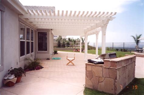 The latticework of the lattice pergola can be installed with variable spaces in between the beams. Kengla Construction