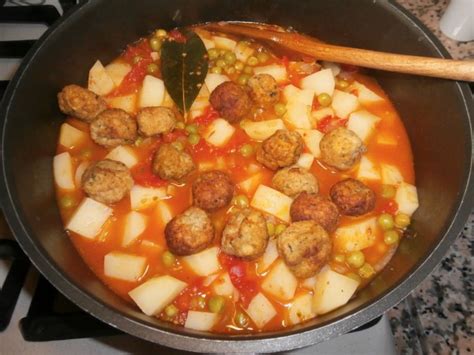 Formare delle polpette di circa 20/25 gr cadauna e stenderle nella teglia, oliare e procedere con la cottura (1 fase). Polpette in umido con patate e piselli