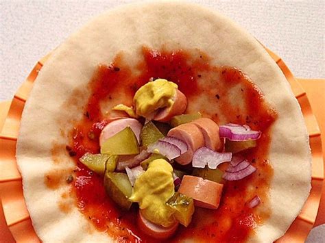 Maybe you would like to learn more about one of these? HotDog-Pizzataschen | Rezept in 2020 | Pizza taschen ...