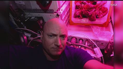 Astronaut Scott Kelly Hangs Up His Spacesuit Retires Youtube
