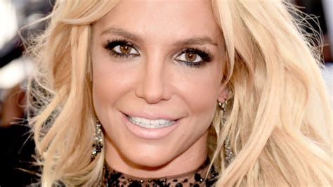 Britney Spears Shows Off Flirty New Hair Cut With Lots Of Selfies