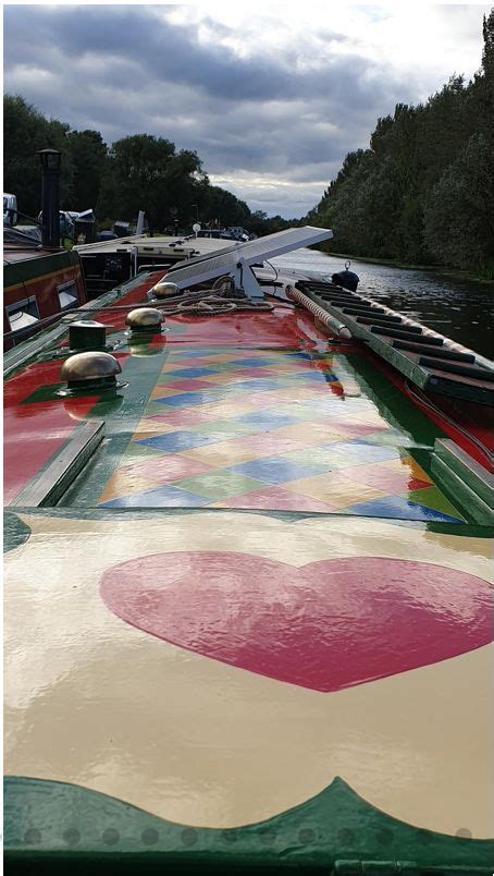The Back End Of A Boat That Has Been Painted With Different Colors And