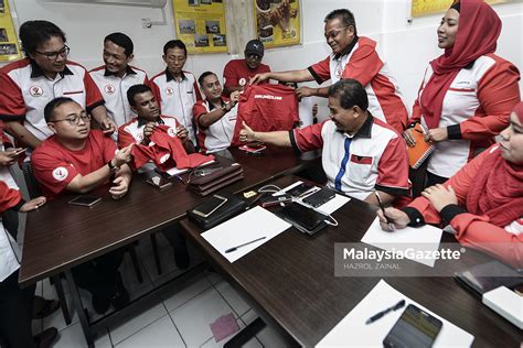 Syarat permohonan polis pdrm 2018. Lapor polis jika tahu borang Pekira diseleweng - Ridzuan