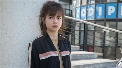 Ho avuto una vita perfetta, una rogna mi doveva capitare. The jacket with bands of Manon Vidal (Alba Gaïa Bellugi) in Manon | Spotern