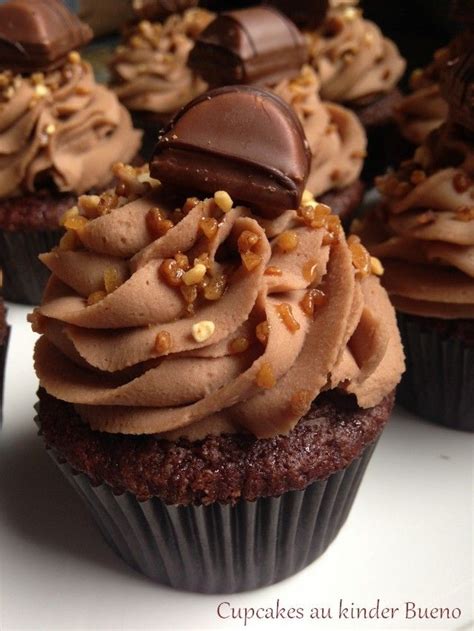 Garneer de cheesecake vlakvoor het serveren met de kinder bueno's, kinderchocolade en het surprise ei. Mes cupcakes au kinder Bueno | Recette cupcake, Gâteaux et ...