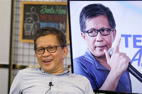 Meski berlatar belakang filsafat, rocky gerung justru membetot perhatian masyarakat. Tangkap Madam Bansos Jadi Trending, Rocky Gerung ...