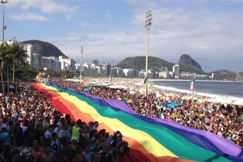 parada do orgulho lgbt reúne milhares de pessoas em copacabana jovem pan