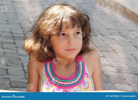 Retrato De La Muchacha Adolescente En El Sol Foto De Archivo Imagen De Pensativo Rayo