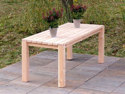 An einer großen essgruppe mit vier bis acht stühlen und einem tisch finden. Gartentisch - Zeitlose Gartenmöbel aus heimischem Holz
