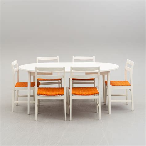 Also the wood colour and drawings fit well between the extensions and the table. A 1960s dining table with chairs. - Bukowskis