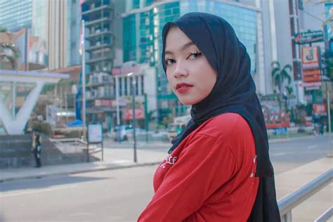 Profil Dan Biodata Oklin Fia Selebgram Hijab Cantik Yang Viral Di Sosial Media Karna Jilat