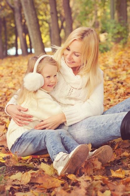 Madre De Familia Feliz Y Pequeña Hija Juegan Abrazos En El Parque De