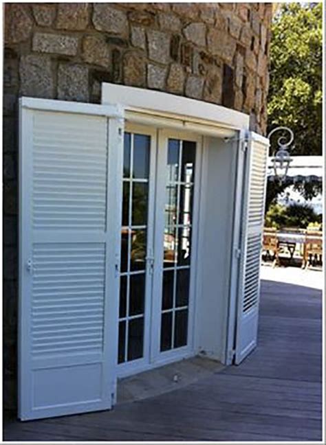 Un ensemble complet porte + fenêtre + volet roulant en bois apporte un certain cachet à votre maison, qui tranche vraiment d'un ensemble pvc blanc et fade. Volet de porte fenetre - Menuiserie