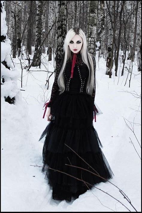 Love The Contrast Of This Photo The Model Is Gorgeous Goth Beauty Dark Beauty Gothic Girls