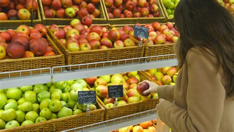 Patanjali ayurved is the only online grocery store that delivers to every postal code in india. Male Hands Selecting Fresh Apples In Grocery Store Produce ...