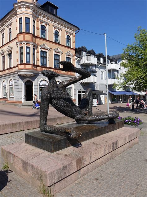 Hinter dem keeper und dem angreifer fällt die qualität des teams nochmals ab. Arvika, Skulptur Fagelmannen von Liss Erikkson am ...