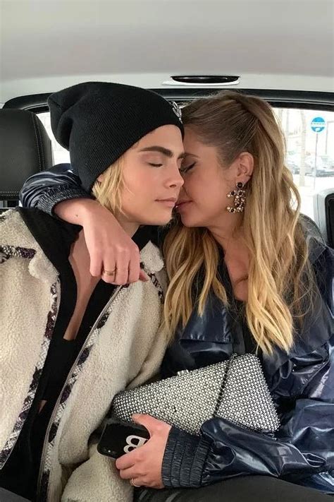 Cara Delevingne And Ashley Benson In 9 Cute Couple Photos Cara Delevingne Cute Couples Photos