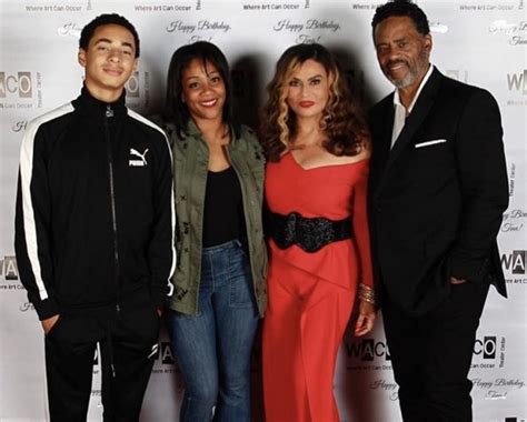 11.10.2020 · beyoncé took to instagram to share photos of her twins rumi and sir and daughter blue ivy, which were included in a collage dedicated to her mum tina knowles. Tina Knowles Lawson Wards Off Cougars With Picture of ...