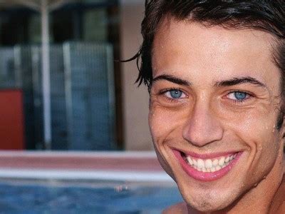 Filha de laura figueiredo não resiste a brincar o decote da mãe enquanto ela manda mensagem aos fãs. Lua Vermelha | A Televisão
