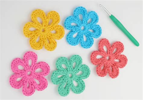 Crocheted flowers are so pretty! Crochet Easy Flower (Beginner) - Crafting Time