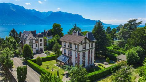 I n the centre of arles, the door opens onto a secret garden. Annonce Vente Hôtel particulier Montreux (1820), 9 Pièces ...