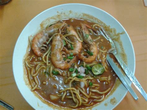 We visited this eatery outlet courtesy of the recommendation by our golfer's friend. Le'Papillon: MEE UDANG GALAH