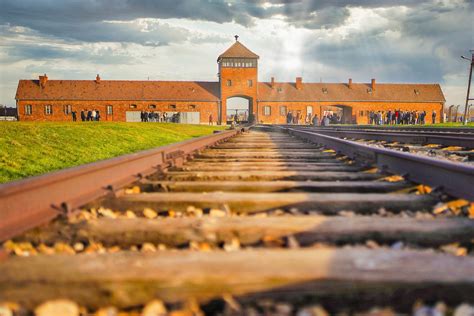 Auschwitz, eingerichtet als kz für politische, zumeist polnische häftlinge wurde im verlauf des krieges zum größten vernichtungszentrum des so genannten holocaust, der ermordung. Veranstaltungen zum 75. Jahrestag der Befreiung von Auschwitz - tip berlin