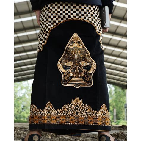 Maybe you would like to learn more about one of these? Sarung Batik Halus Motif Wayang Gunungan - Warna Kuning ...