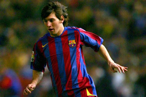 Momen debutnya di tim senior pun terjadi pada 16 oktober 2004. Watch: Highlights of Lionel Messi's Barcelona B debut 10 ...