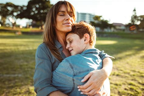Adolescente Abrazado Con Mamá Consolando A Su Hijo Foto De Stock Y Más