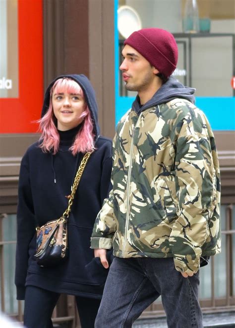 Maisie Williams And Reuben Selby Shopping For Iphones In New York 0213
