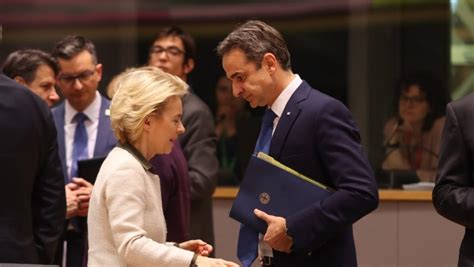 Το πιστοποιητικό εμβολιασμού περιλαμβάνει το ονοματεπώνυμο του προσώπου, όπως αυτό αναγράφεται στο διαβατήριο, τον τύπο του διενεργηθέντος εμβολίου. ΒΑΛΑΝΕ ΤΗΝ "ΤΕΛΕΥΤΑΙΑ ΤΡΥΠΑ ΤΟΥ ΖΟΥΡΝΑ" ΝΑ ΒΓΑΛΕΙ ΤΟ ΦΙΔΙ ...