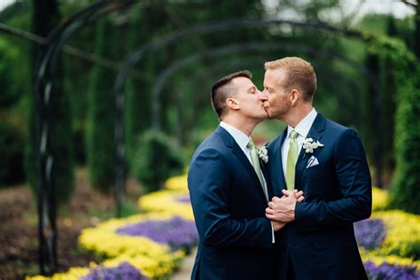 celladora wedding photography gay couple kissing wedding