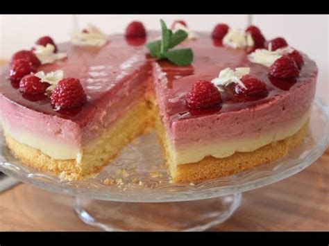 Das eiweiß zu steifem schnee schlagen. leckere und erfrischende Pfirsich-Himbeer-Torte / Pfirsich ...