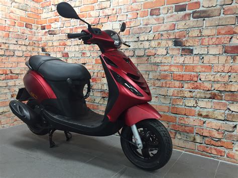 Zip is an archive file format that supports lossless data compression. Scooter Piaggio ZiP 25 km/u 4T custom mat rood - De Jager ...