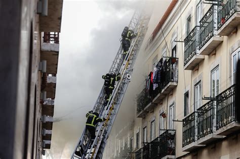 Esther e pedro família abençoada vicente. Treze pessoas desalojadas num incêndio em São Bento ...