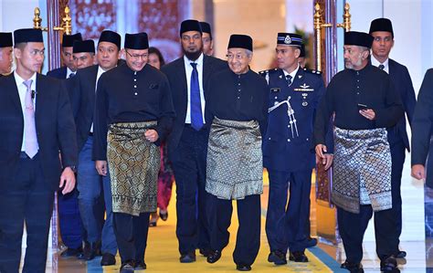 Presiden, menunjuk pemimpin yang mendapat dukungan mayoritas sebagai perdana menteri. SKPanji: Pelantikan Perdana Menteri Malaysia ke - 7