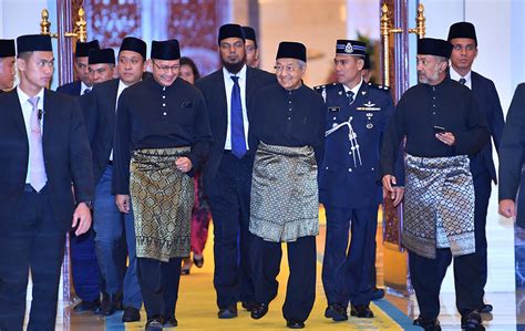 Pemimpin yang cerdik pandai menjadi idola buat rakyat malaysia yang kini bertatih untuk memperjuangkan keamanan dan semangat perpaduan yang teguh serta. SKPanji: Pelantikan Perdana Menteri Malaysia ke - 7
