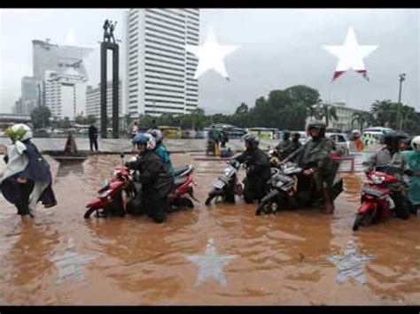 Fenomena banjir dahsyat yang terjadi di jakarta pada bulan januari 2013 lalu, membuat para generasi muda khonghucu tergerak untuk melakukan sesuatu yang dapat meringankan beban para korban banjir di jakarta. Banjir Jakarta 2013.wmv - YouTube