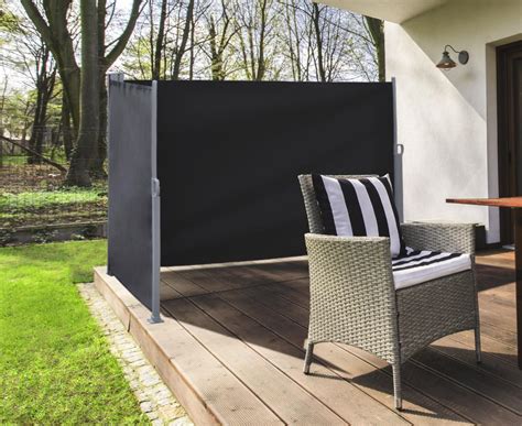 Zusätzlich zur balkonumspannung sorgen senkrechtsonnensegel, ein sichtschutz paravent oder sichtschutzfächer für privatsphäre auf dem. Ausziehbaren Sichtschutz für die Terrasse kaufen