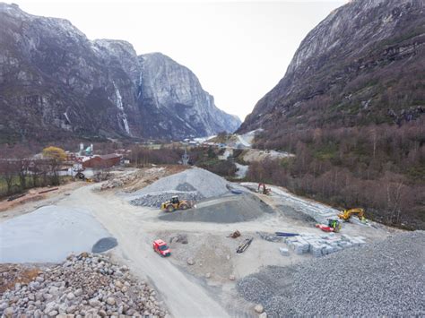 Norvégiában a lysefjorden nevű fjord csücskén találjuk lysebotn települést. Lysebotn - Risa