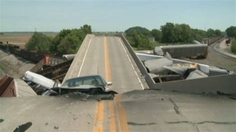Train crash triggers highway overpass collapse in Missouri - YouTube