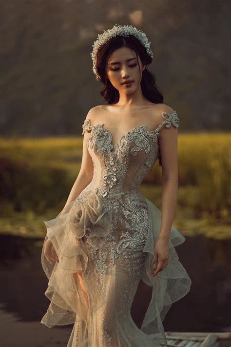 Lý do khiến ntk anh thư chọn đội của lan khuê vì cô thật sự ấn tượng với thần thái và phong cách khác biệt của hai thành viên mai ngô và kim chi. Khánh Linh hóa cô dâu lộng lẫy với váy cưới của Joli Poli